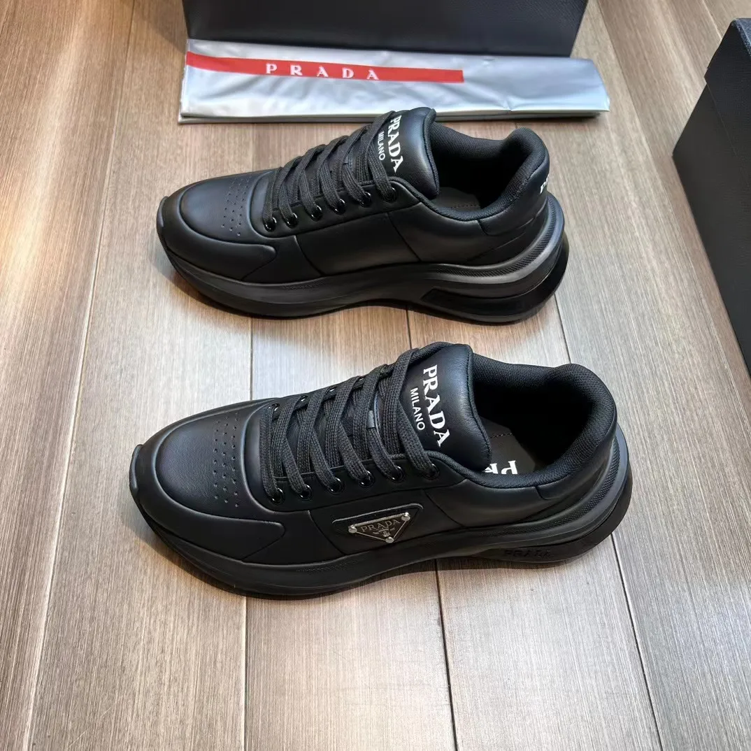 P440 Prad* men's new soft leather casual sneakers. This sneaker is made of Napa cowhide. The leather is soft and fine, with a natural texture, which improves breathability. The outer side is coated with an enamel metal triangle logo to embellish the shoe body. The tongue and heel are decorated with brand letter logo details. Ultra-lightweight 6cm concave and convex rubber thick sole with PRADA letter logo on the side and cowhide lining. It feels comfortable on the foot and is exquisite and versatile!